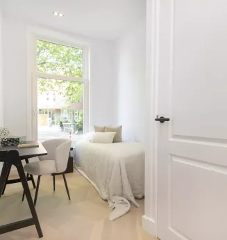 Totaal gerenoveerd benedenhuis