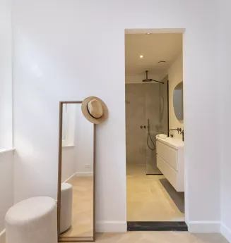 Totaal gerenoveerd benedenhuis