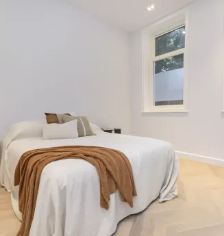 Totaal gerenoveerd benedenhuis