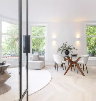 Totaal gerenoveerd benedenhuis