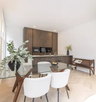 Totaal gerenoveerd benedenhuis