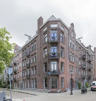 Totaal gerenoveerd benedenhuis