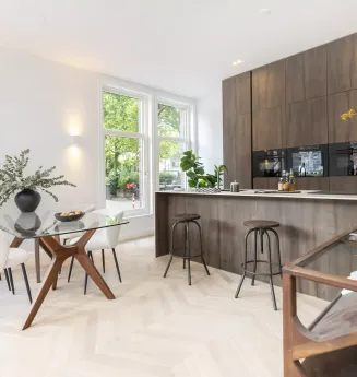 Totaal gerenoveerd benedenhuis