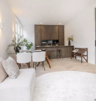 Totaal gerenoveerd benedenhuis