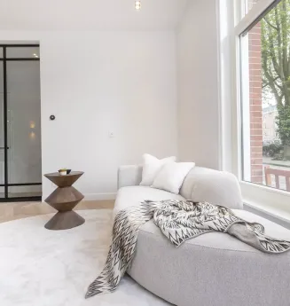 Totaal gerenoveerd benedenhuis