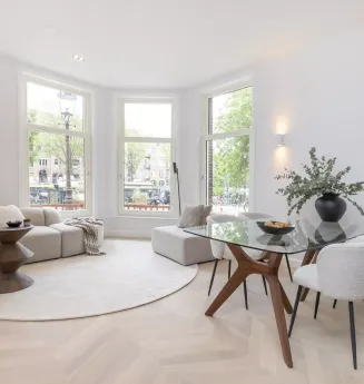 Totaal gerenoveerd benedenhuis