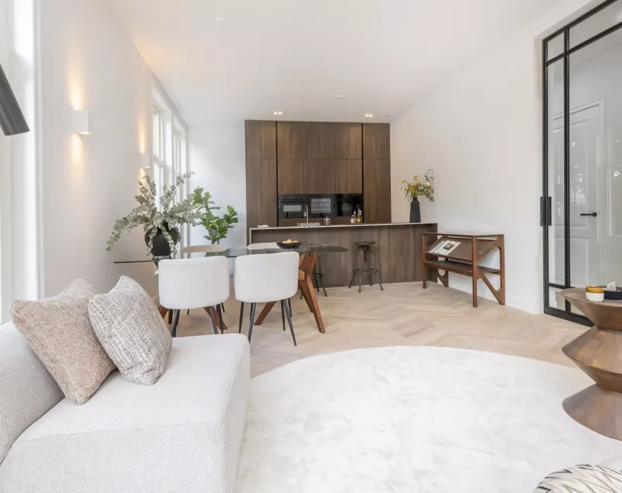 Totaal gerenoveerd benedenhuis